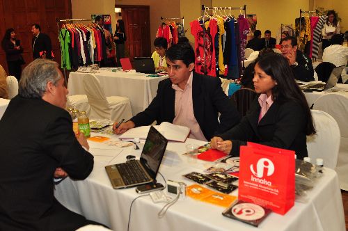 Rueda de Negocios en Expo Perú - Bolivia 2010, que se realiza en la ciudad de Santa Cruz. Foto ANDINA/Denise Collantes.