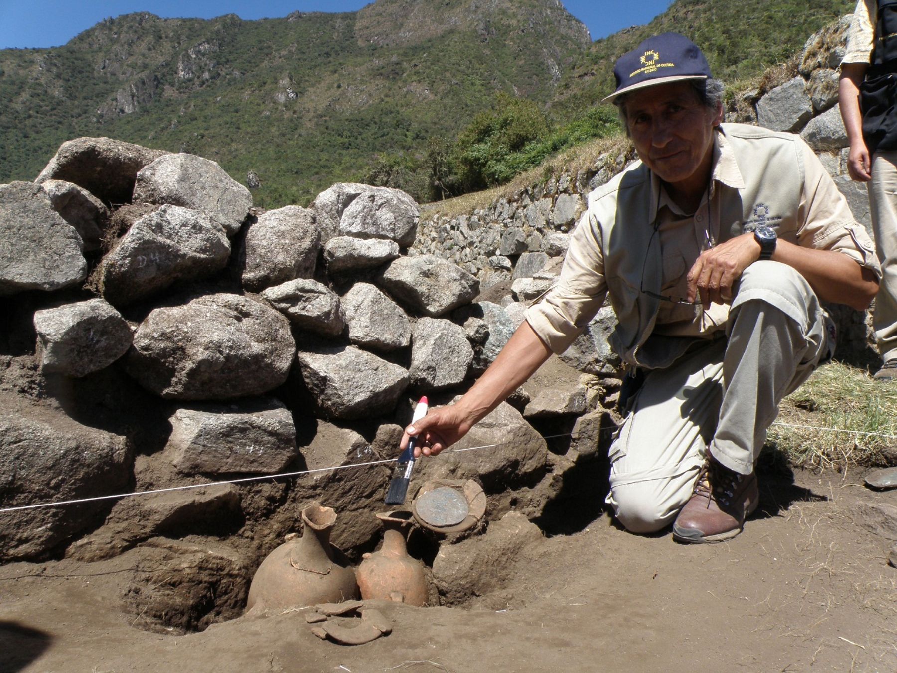 Descubren tres aríbalos en miniatura (cerámica incaica), cubiertos de lajas de piedra en forma circular en Machu Picchu. Foto: ANDINA/Percy Hurtado.