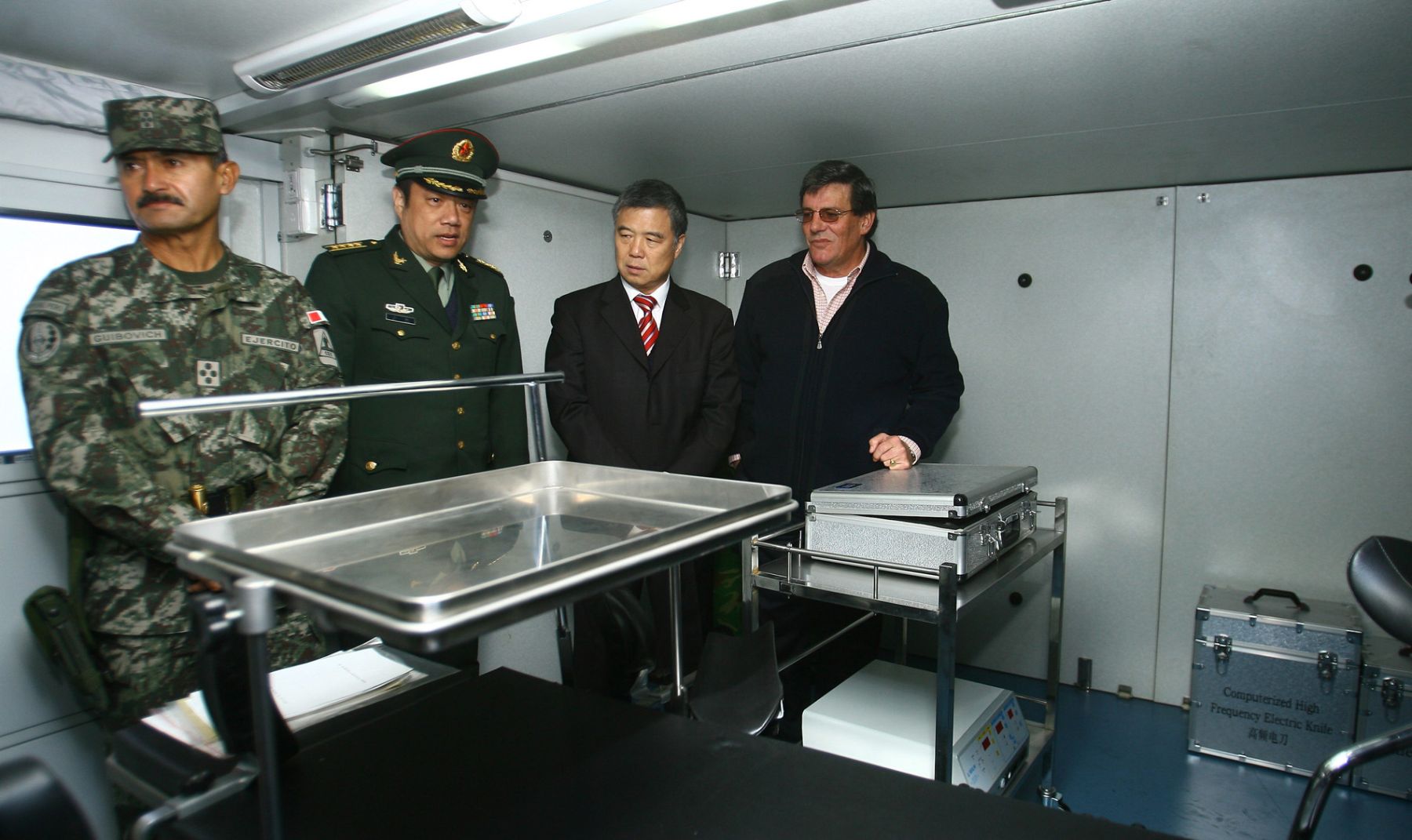 El embajador de la Republica de China, Zhao Wuyi, y el ministro de Defensa, Rafael  Rey, en la entrega de un hospital de campaña para el Ejército peruano. Foto: ANDINA/Cesar García