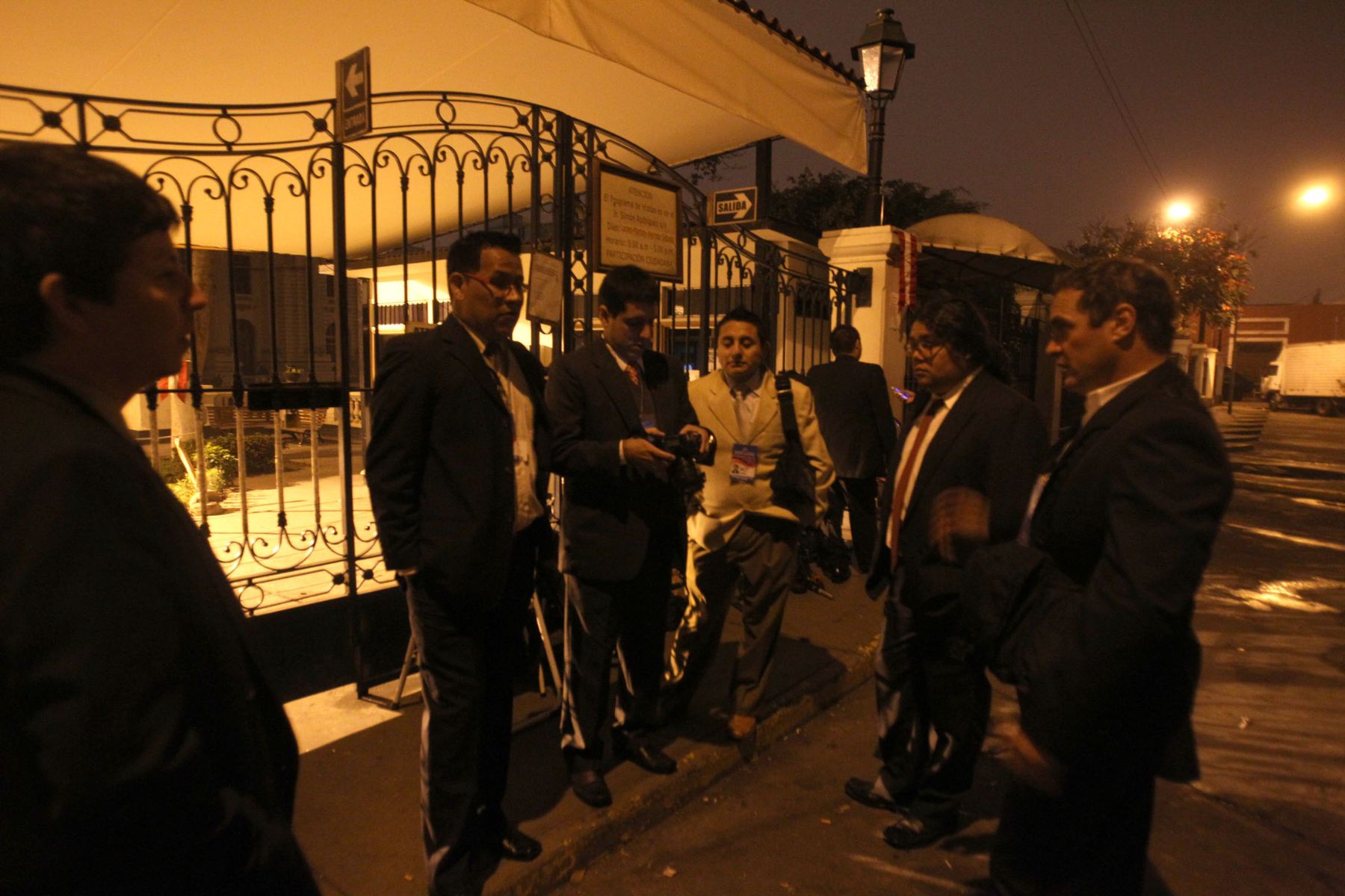 Periodistas de diversos medios de comunicación se encuentran a la espera de su ingreso al Palacio Legislativo para la cobertura del Mensaje por Fiestas Patrias por el 189 Aniversario de la Independencia Nacional.Foto: ANDINA/Jack Ramón