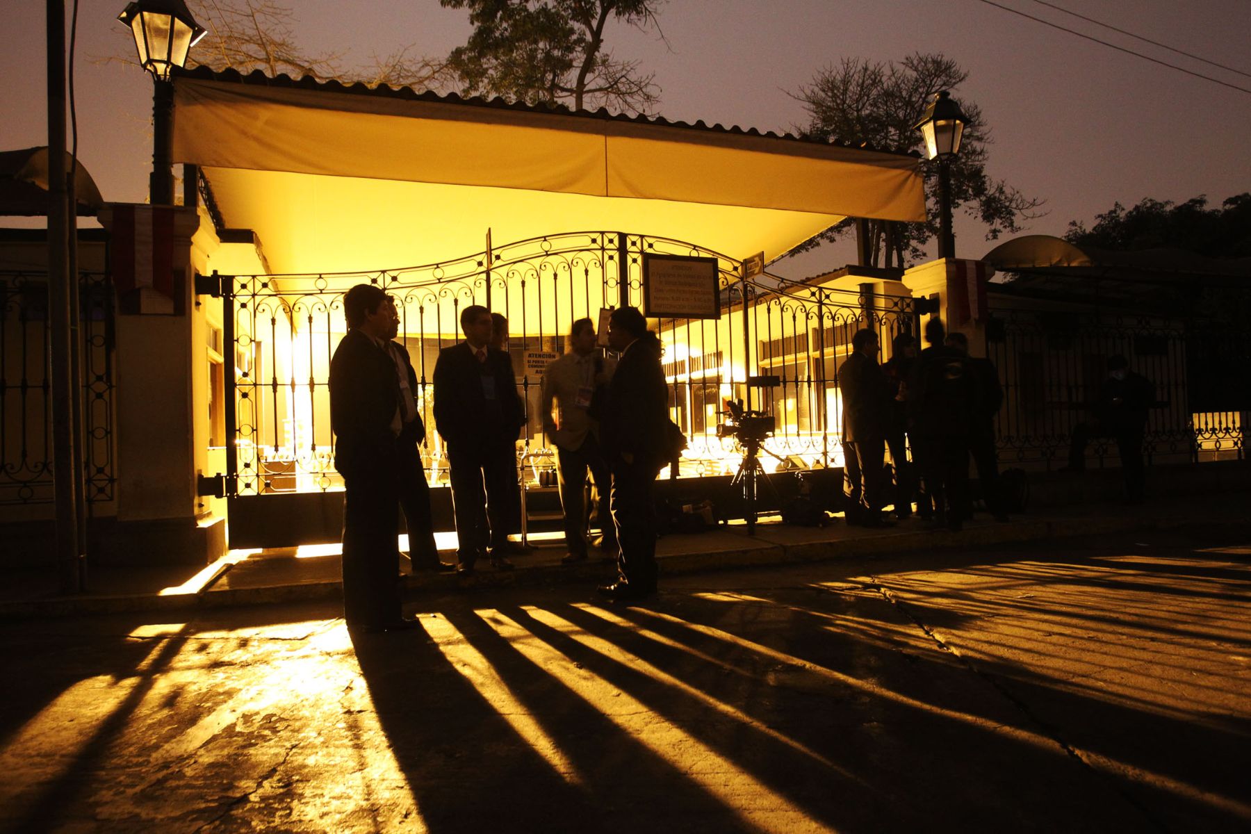 Periodistas de diversos medios de comunicación se encuentran a la espera de su ingreso al Palacio Legislativo para la cobertura del Mensaje por Fiestas Patrias por el 189 Aniversario de la Independencia Nacional.Foto: ANDINA/Jack Ramón