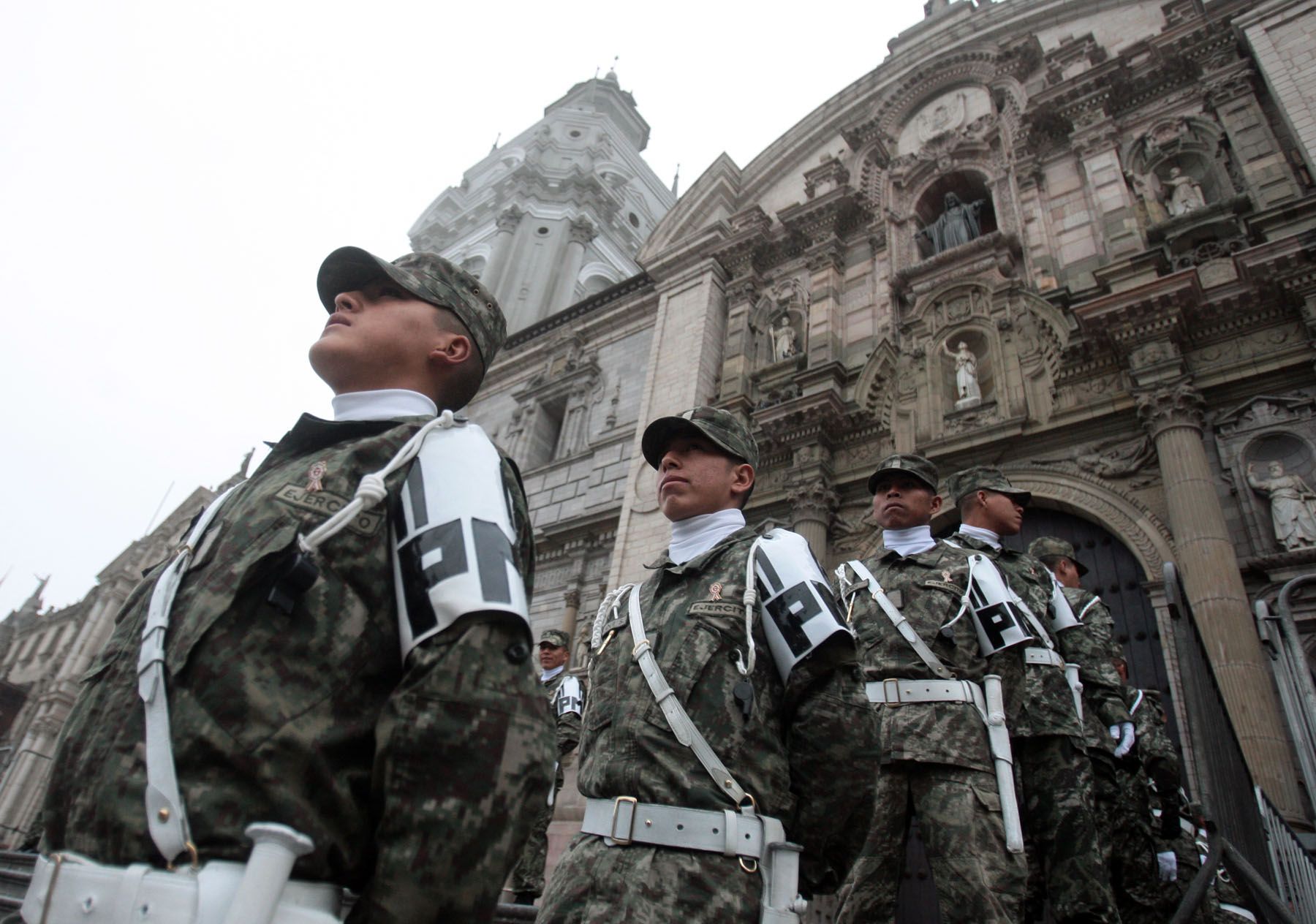 Seguridad en la puerta de la Catedral donde se realizará el tradicional Te Deum.

Foto: ANDINA/Juan Carlos Guzmán Negrini.