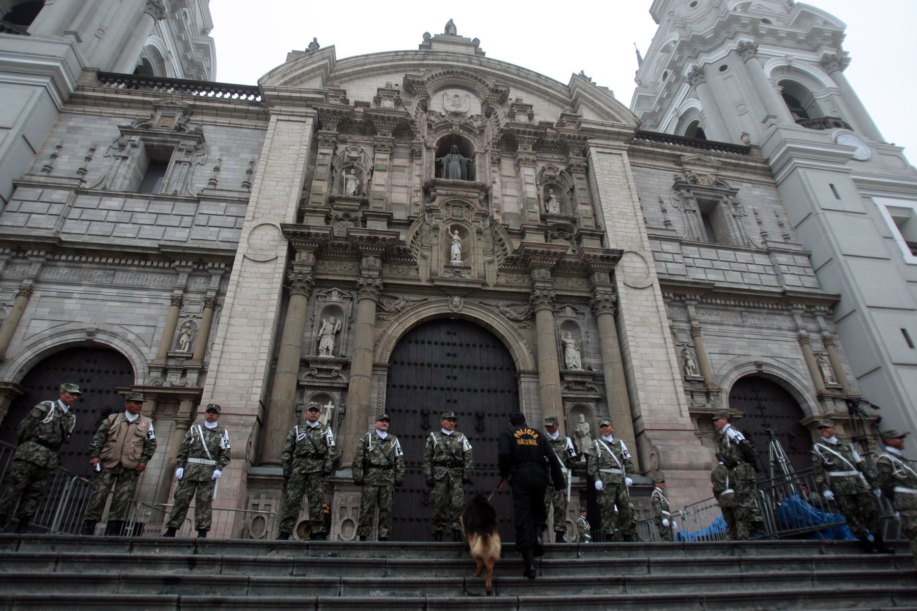 Seguridad en la puerta de la Catedral donde se realizará el tradicional Te Deum.

Foto: ANDINA/Juan Carlos Guzmán Negrini.