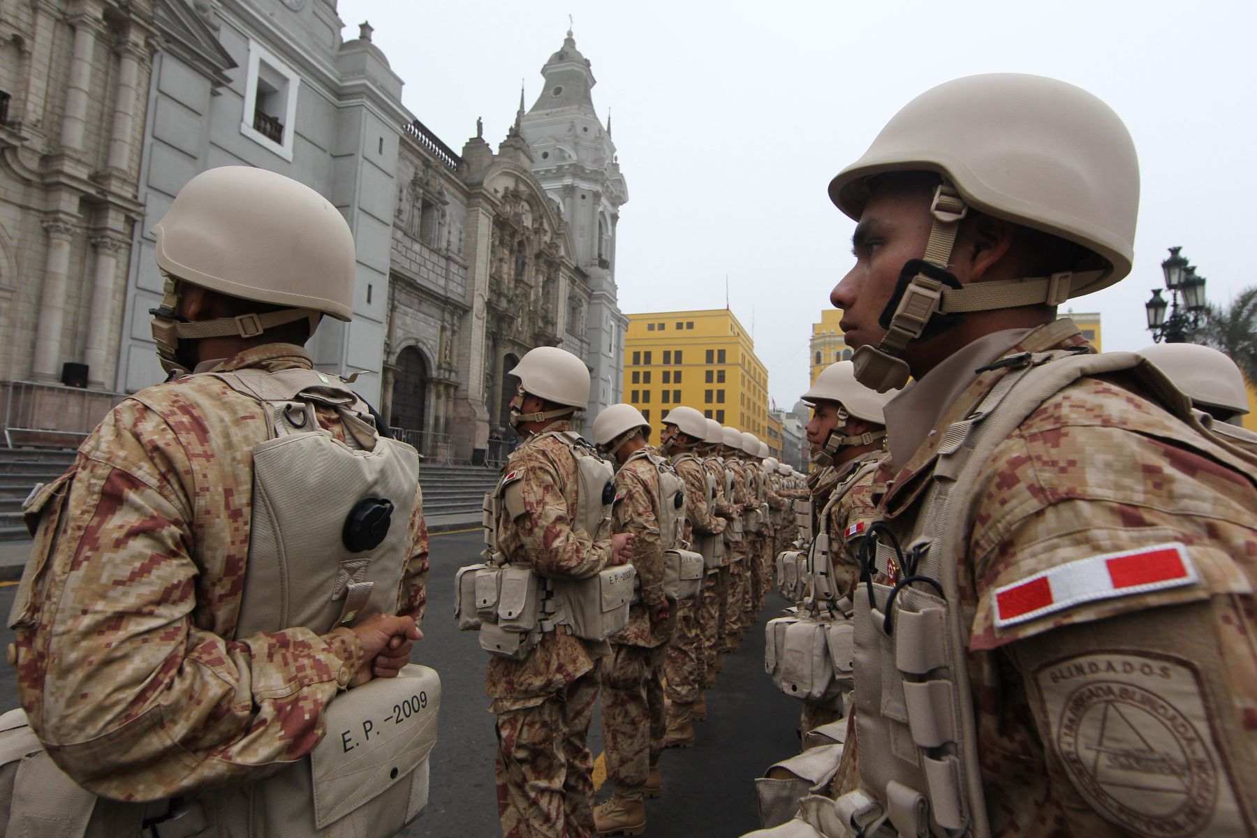 Agrupaciones militares toman sus ubicaciones en la Plaza de Armas de Lima, horas antes del inicio de las actividades oficiales de 28 de julio.  Foto: : ANDINA/ Piero Vargas