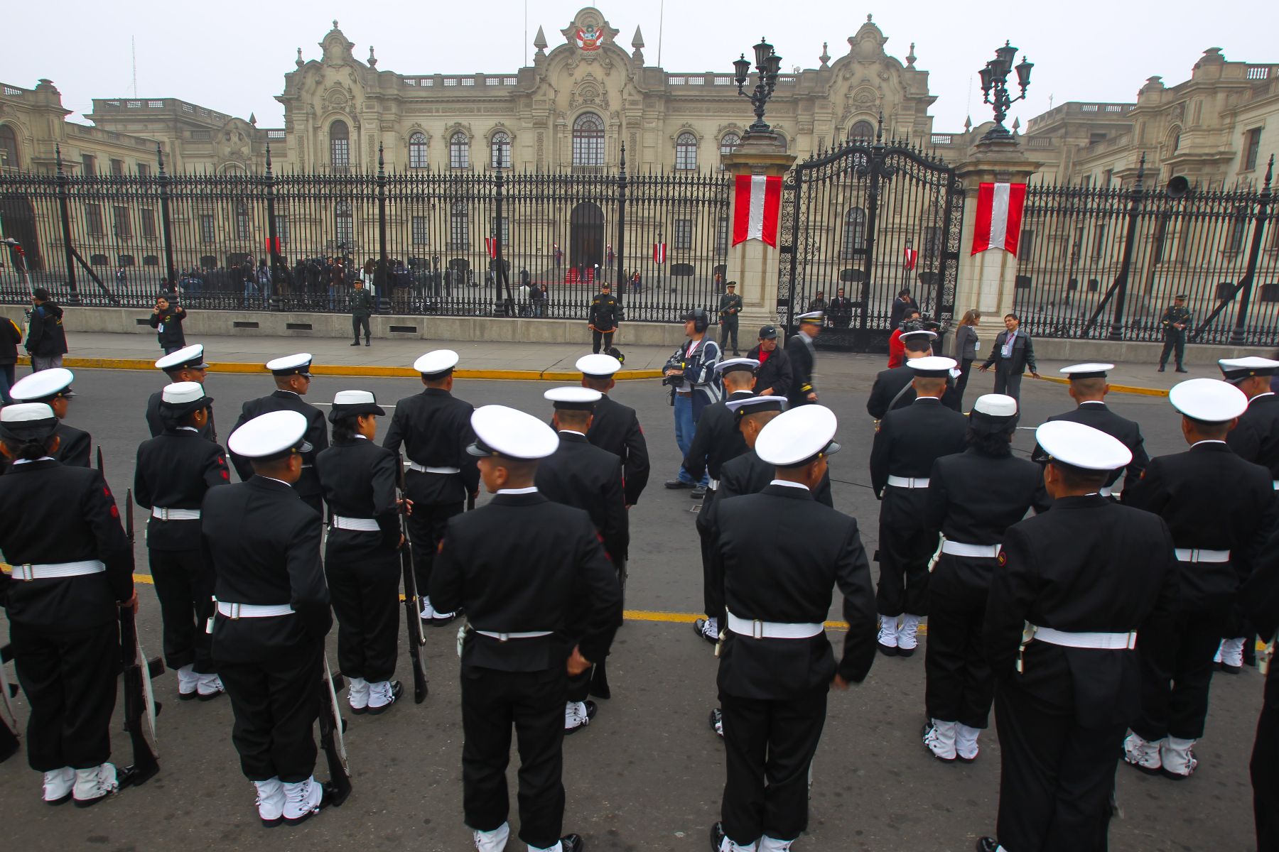 Agrupaciones militares toman sus ubicaciones en la Plaza de Armas de Lima, horas antes del inicio de las actividades oficiales de 28 de julio.  Foto: : ANDINA/ Piero Vargas