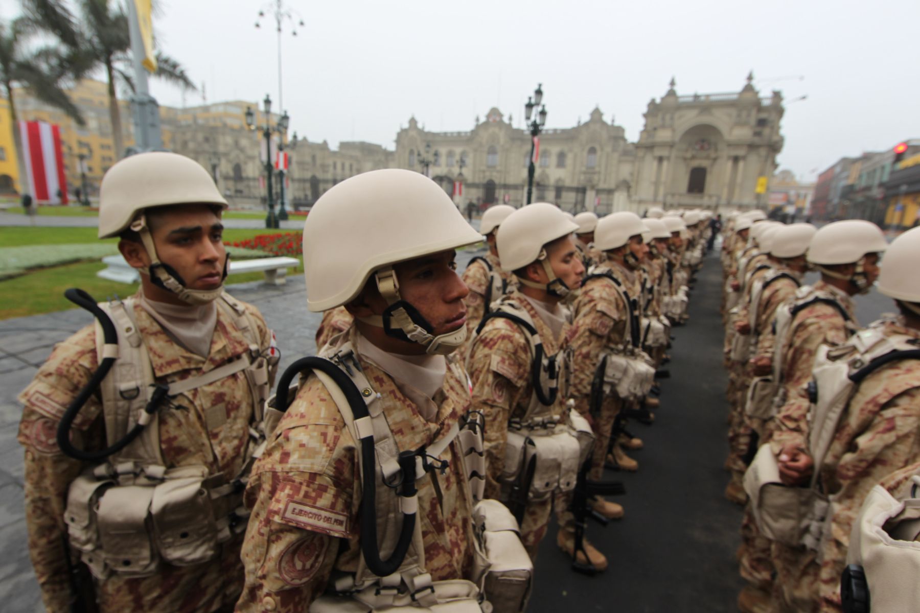 Agrupaciones militares toman sus ubicaciones en la Plaza de Armas de Lima, horas antes del inicio de las actividades oficiales de 28 de julio.  Foto: : ANDINA/ Piero Vargas