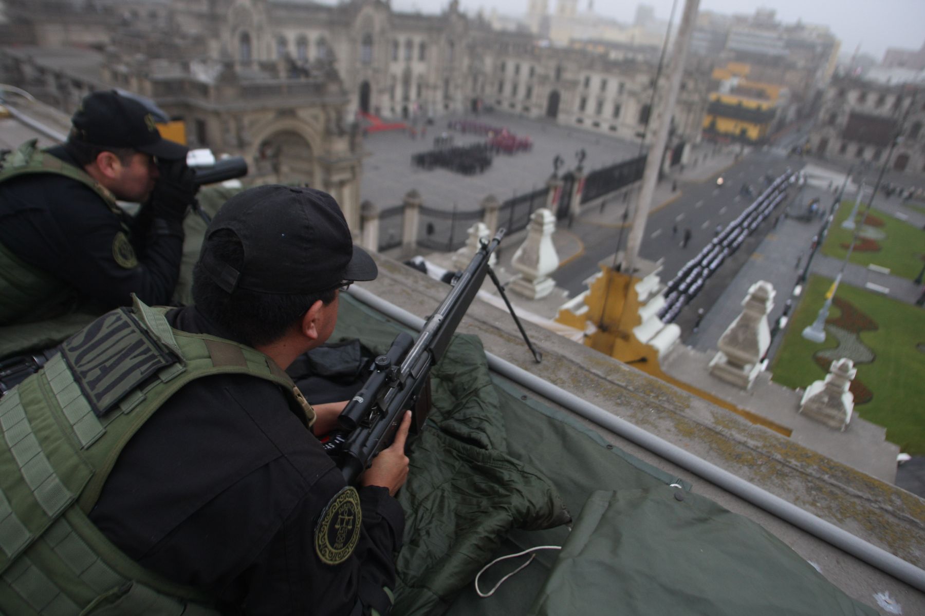 Medidas de seguridad en la Plaza de Armas de Lima, antes de iniciarse los actos conmemorativos del aniversario patrio.  Foto: ANDINA /Gustavo Sànchez