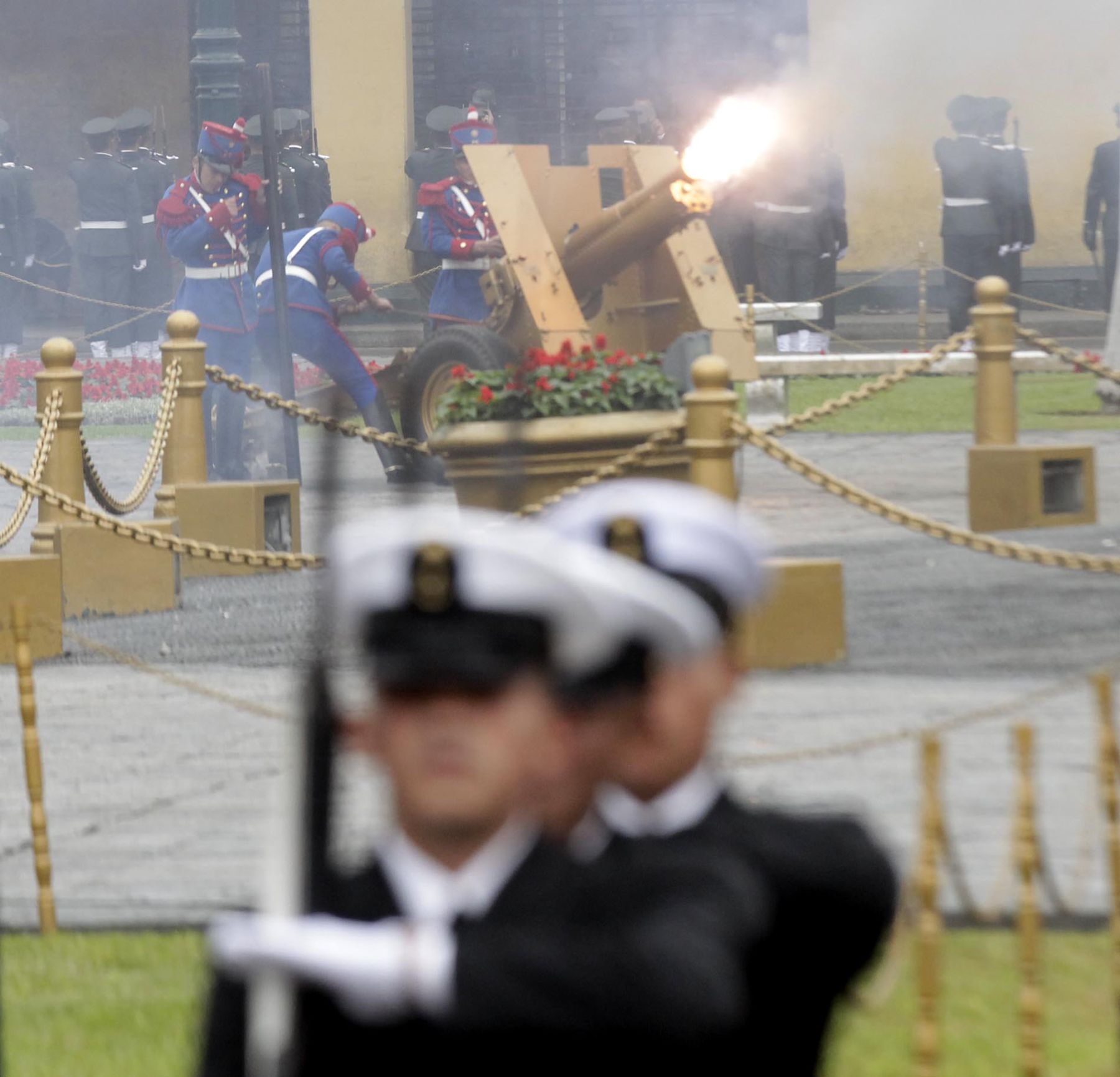 Salvas de cañon en la Plaza de Armas de Lima al iniciarse los actos conmemorativos de 28 de julio. Foto: ANDINA / Alberto Orbegoso