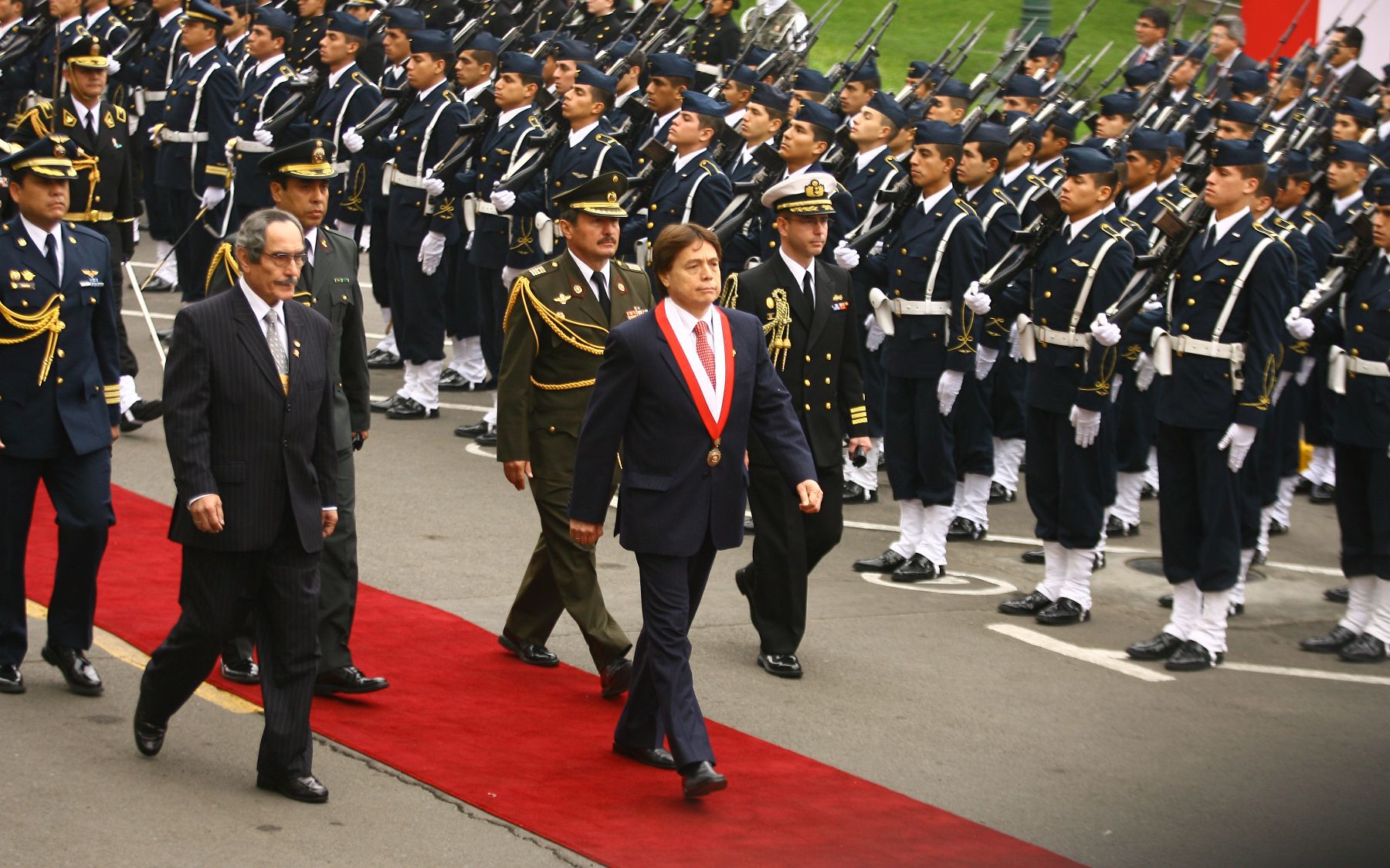 El presidente del Congreso Cásar Zumaeta llega al Congreso de la República para la sesión de 28 de julio. Foto: ANDINA/Cesar García