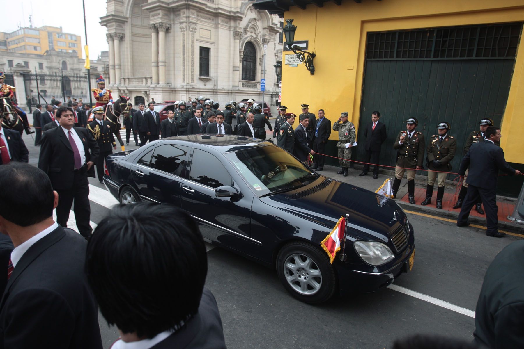 Presidente Alan Garcia se traslada de Palacio de Gobierno a la sede del Congreso de la República para dirigir su mensaje a la nación.
Foto: ANDINA/Juan Carlos  Negrini.