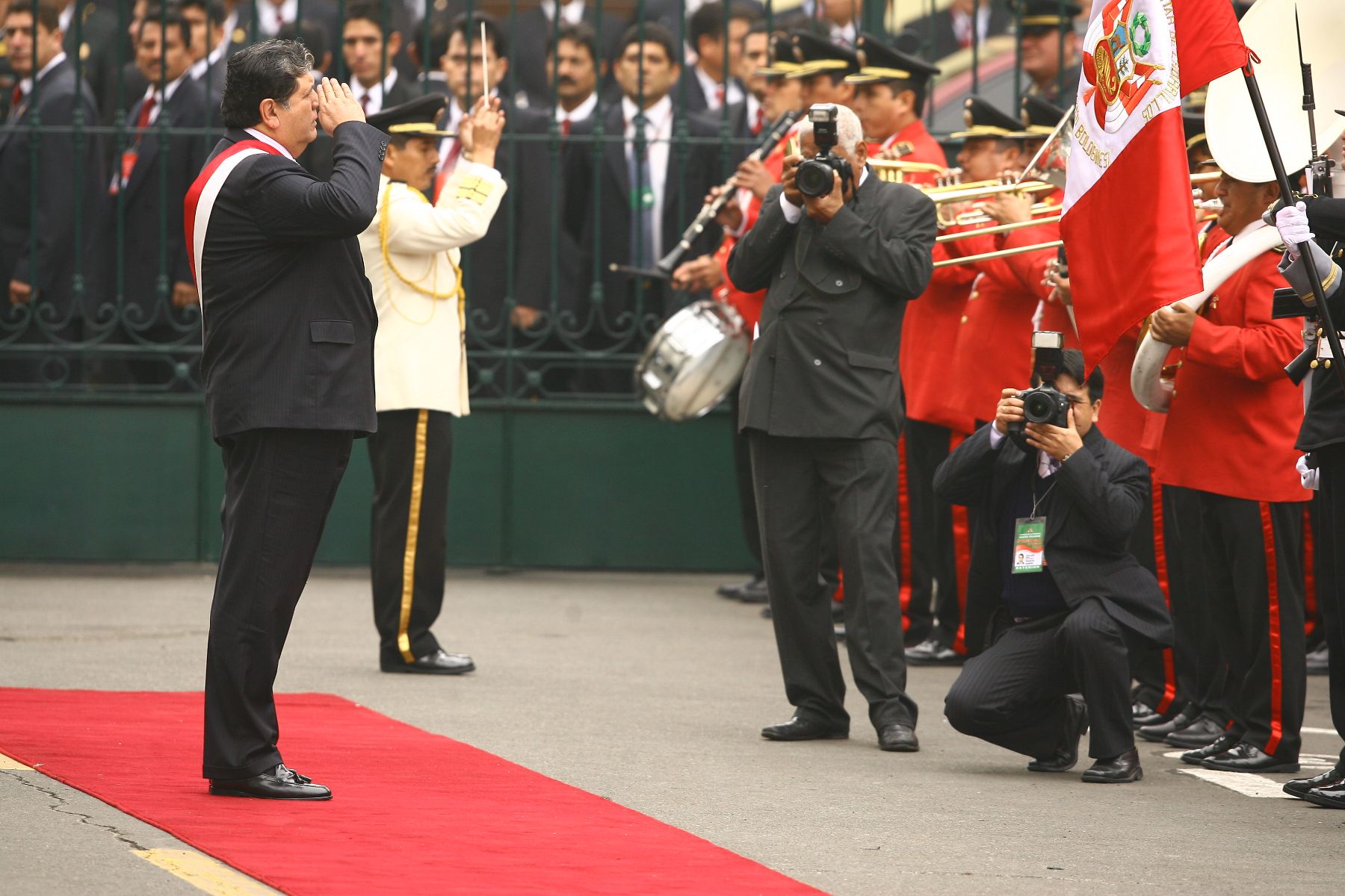 El Presidente Alan García, recibe los honores a su llegada al Congreso para dirigir su mensaje a la nación. Foto: ANDINA/ César García