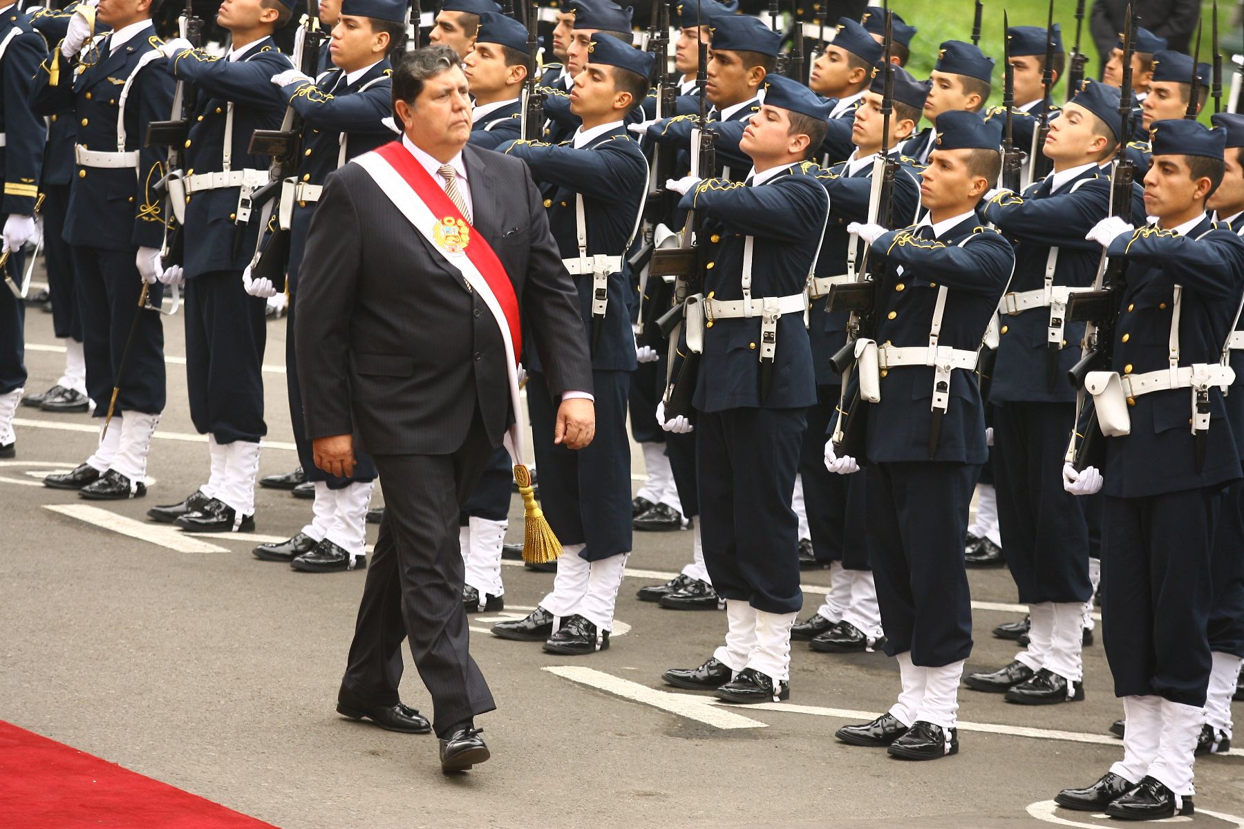 El Presidente Alan García, recibe los honores a su llegada al Congreso para dirigir su mensaje a la nación. Foto: ANDINA/ César García
