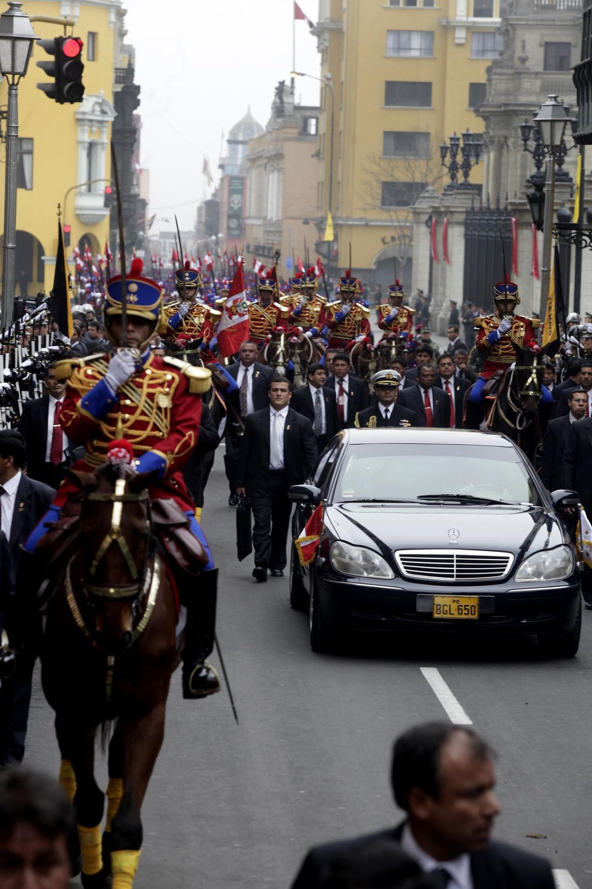 Presidente Alan Garcia se traslada de Palacio de Gobierno a la sede del Congreso de la República para dirigir su mensaje a la nación.
Foto: ANDINA/Alberto Orbegoso
