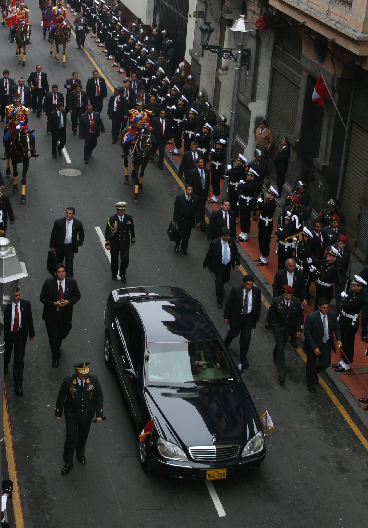 Presidente Alan García se traslada de Palacio de Gobierno a la sede del Congreso de la República para dirigir su mensaje a la nación.
Foto: ANDINA/Rocío Farfán