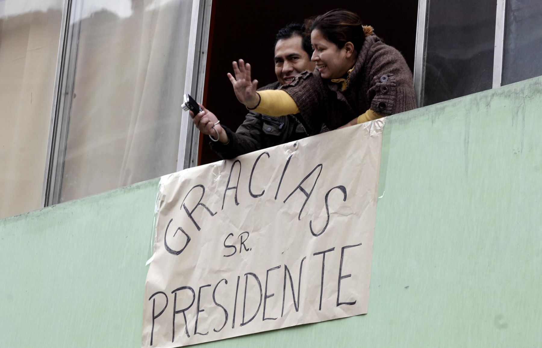Pancartas de agradecimiento al Presidente Alan García se observan en el jirón Junín, al paso del Jefe del Estado rumbo al Congreso de la República. Foto: ANDINA/Alberto Orbegoso