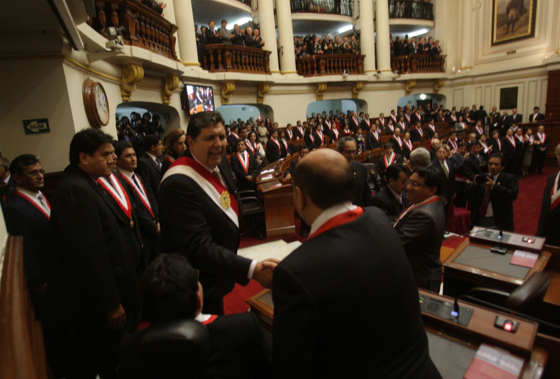 El presidente Alan García saluda a congresistas a su llegada a la sede del Legislativo para dirigir su mensaje a la Nación. Foto:ANDINA/ Jack Ramón.