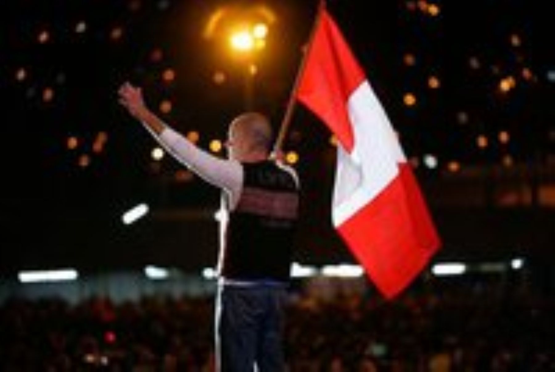 Gianmarco publica foto con la Bandera peruana en Facebook, para saludar por Fiestas Patrias.