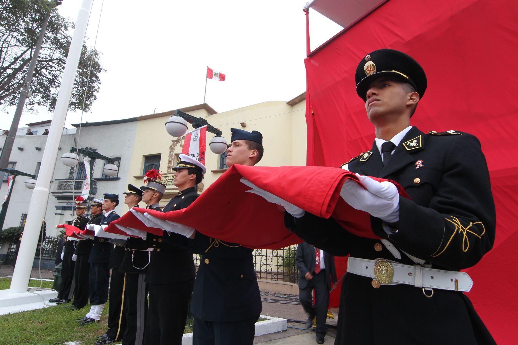 Izamiento del Pabellón Nacional antes del inicio del Gran Desfile y Parada Militar por Fiestas Patrias. Foto: ANDINA / Piero Vargas
