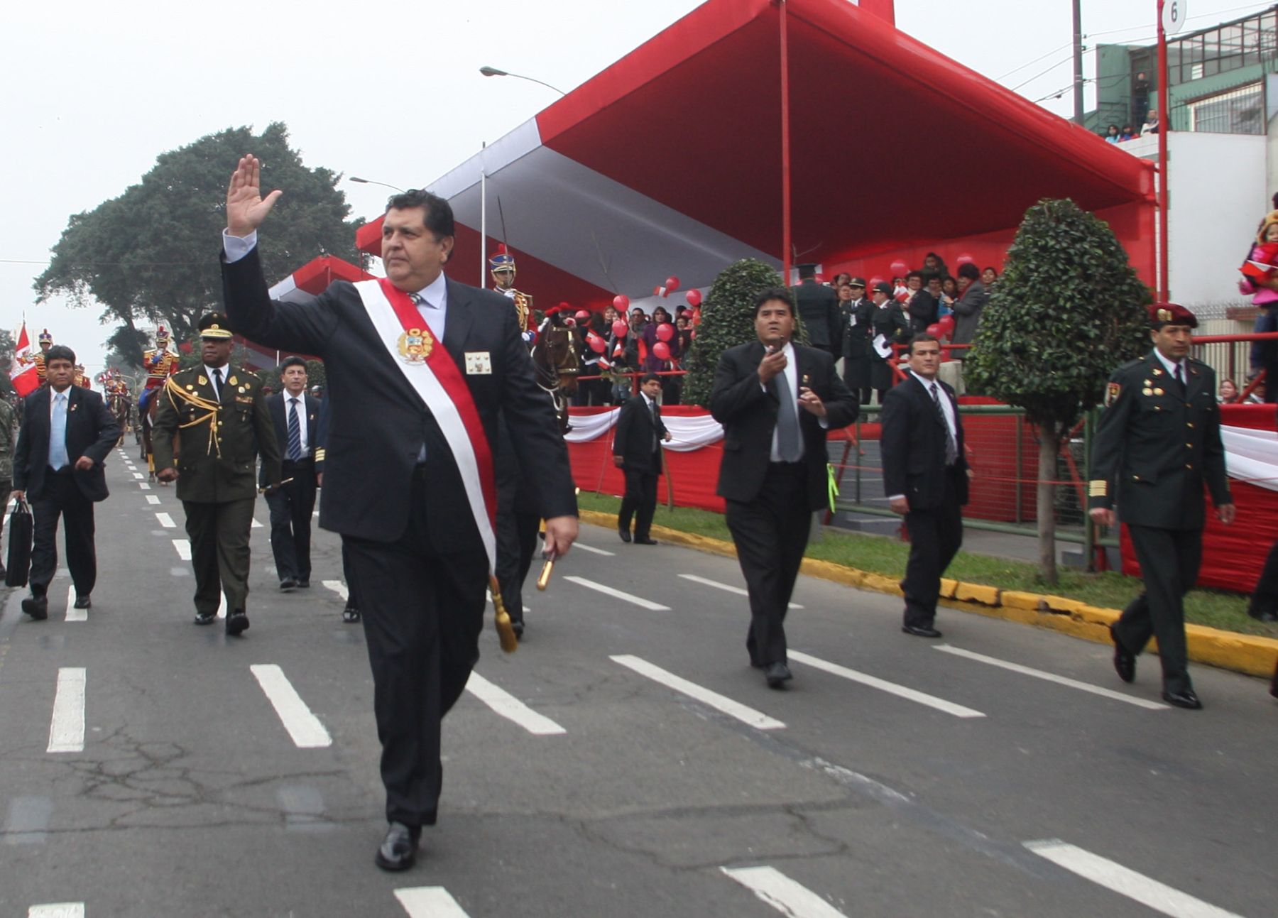 Jefe del Estado, Alan Garcìa, arriba a la Tribuna Presidencial en la avenida Brasil. Foto: ANDINA/Gustavo Sánchez