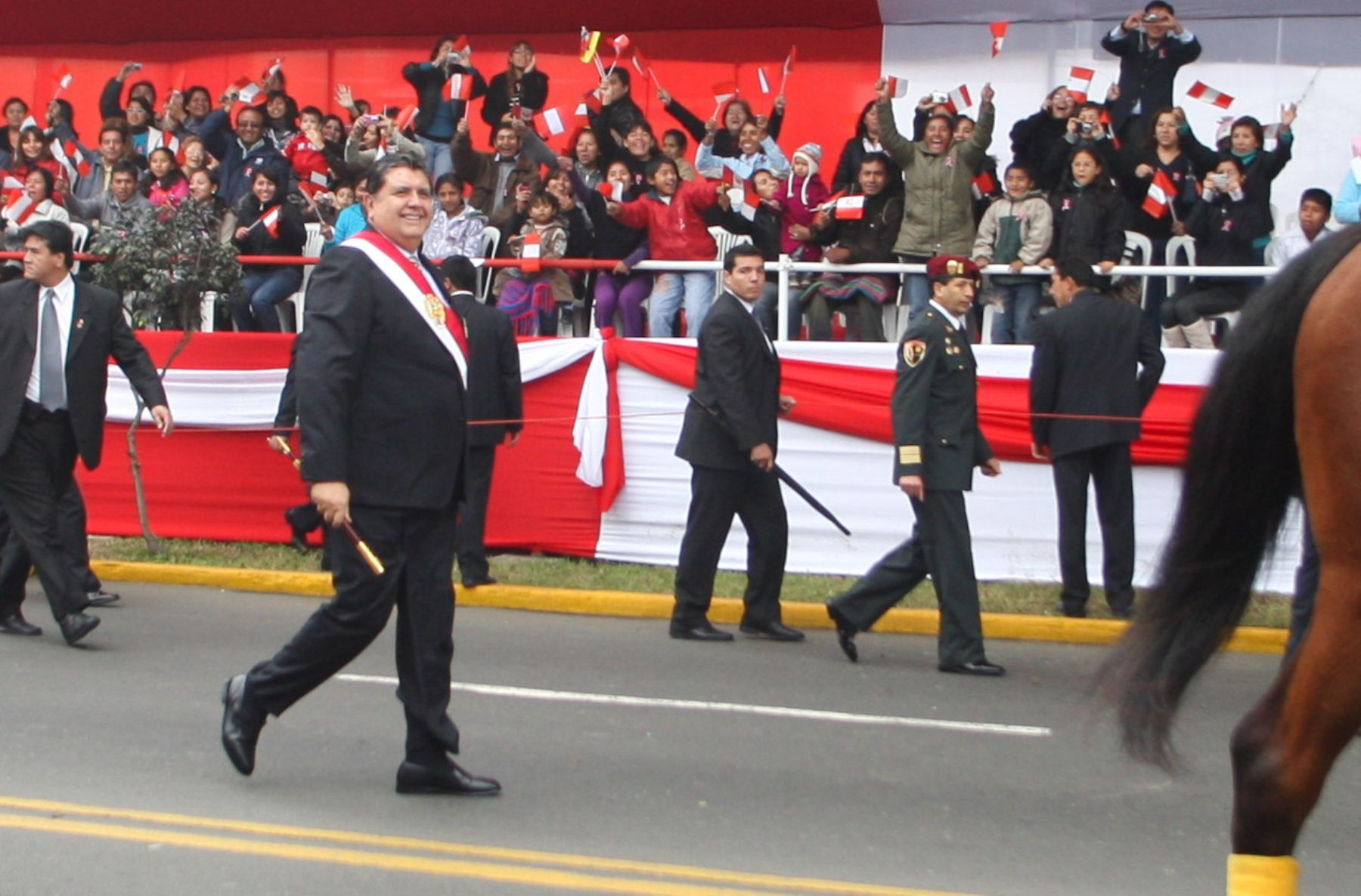 Presidente de la República, Alan Garcìa, arriba a la Tribuna Presidencial en la avenida Brasil. Foto: ANDINA/Gustavo Sánchez