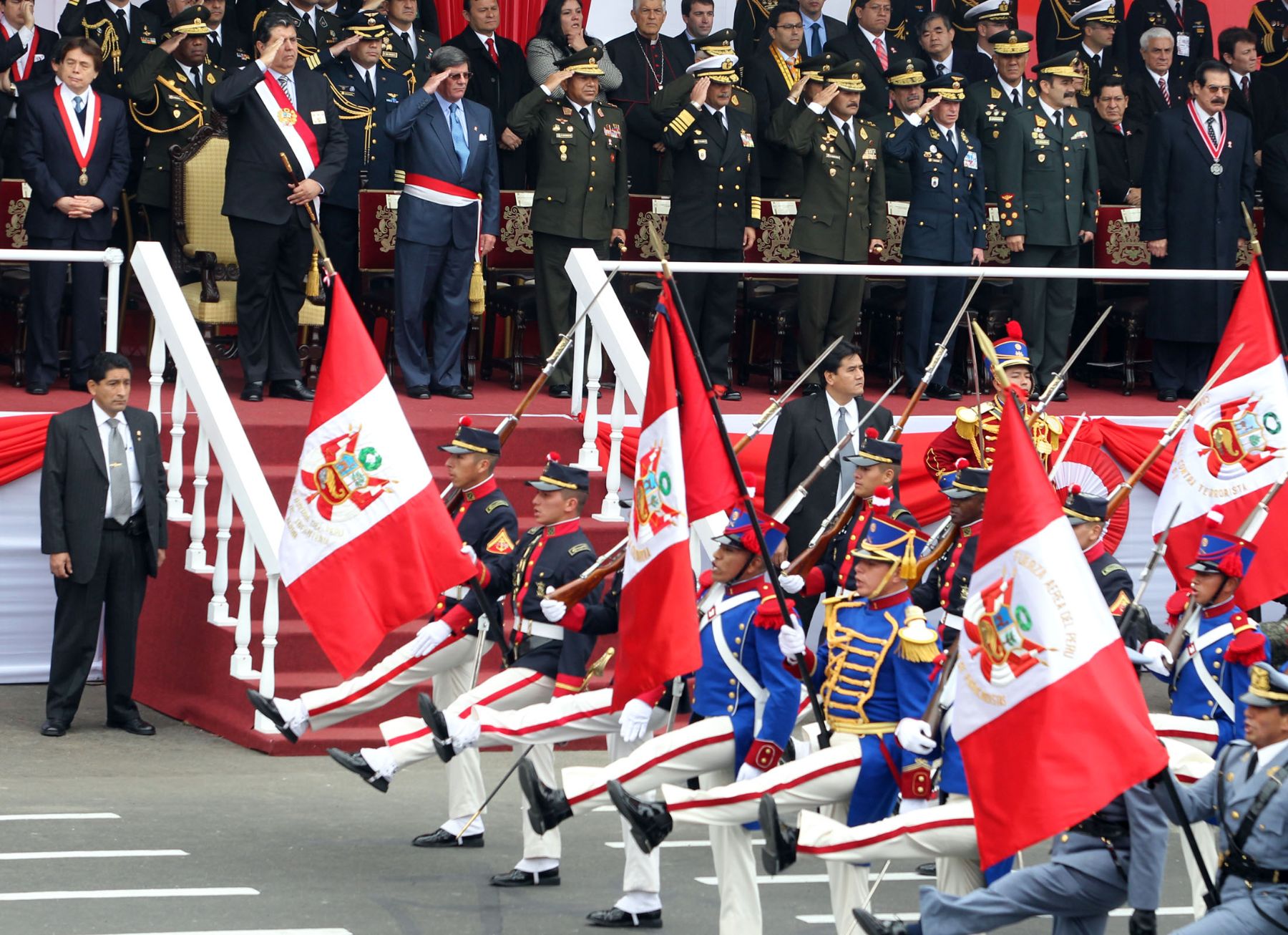 Presidente Alan Garcia saluda el inicio de la Gran Parada y Desfile Militar. Foto: ANDINA/ Jack Ramón
