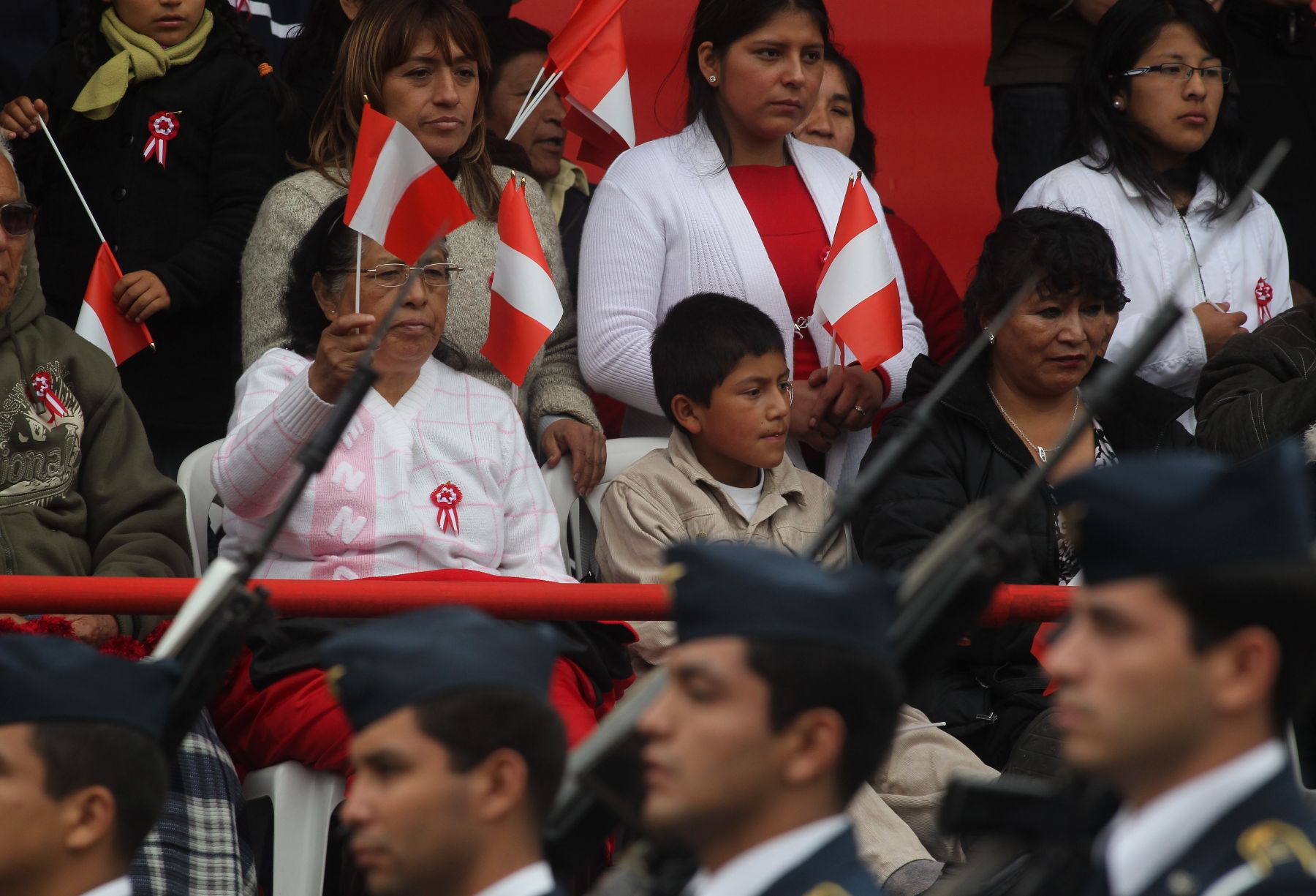 El público sigue desde las tribunas el Desfile y Gran Parada Cívico Militar por Fiestas Patrias. Foto: ANDINA/Piero Vargas.