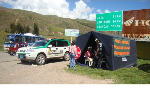 Un total de 4,200 policías tienen a su cargo la vigilancia y seguridad en las carreteras y en las inmediaciones de los terminales terrestres de todo el país, al reiniciarse hoy el servicio de transporte interprovincial de pasajeros, con excepción de siete regiones donde todavía rige la cuarentena, informó hoy el comandante general de la Policía Nacional del Perú (PNP), Héctor Loayza. ANDINA/Archivo