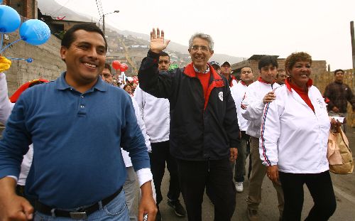 El candidato por la alcaldia de Lima Fernando Andrade y del Rimac Enrique Peramas, recorren la zona de San Juan de Amancaes en el Rimac.
Foto: ANDINA/Cesar García