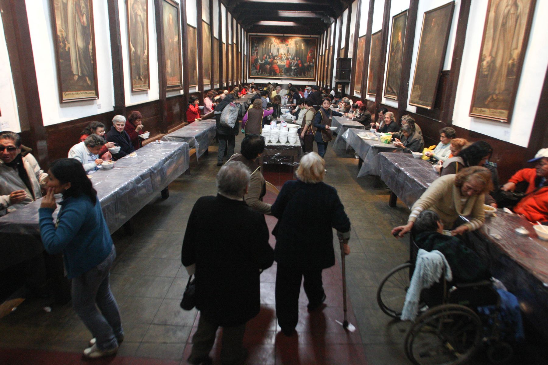 Reparto de cinco mil raciones del tradicional puchero o Porciúncula a los fieles  en el
 Convento de los Franciscanos Descalzos, del Rímac.  Foto: ANDINA/Gustavo Sánchez
