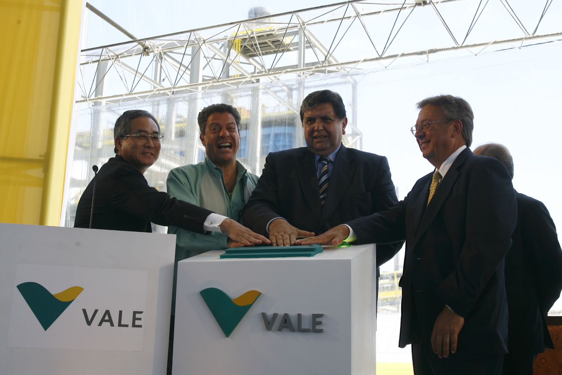 President Alan Garcia inaugurated the Bayovar phosphate mine in Sechura, Piura.