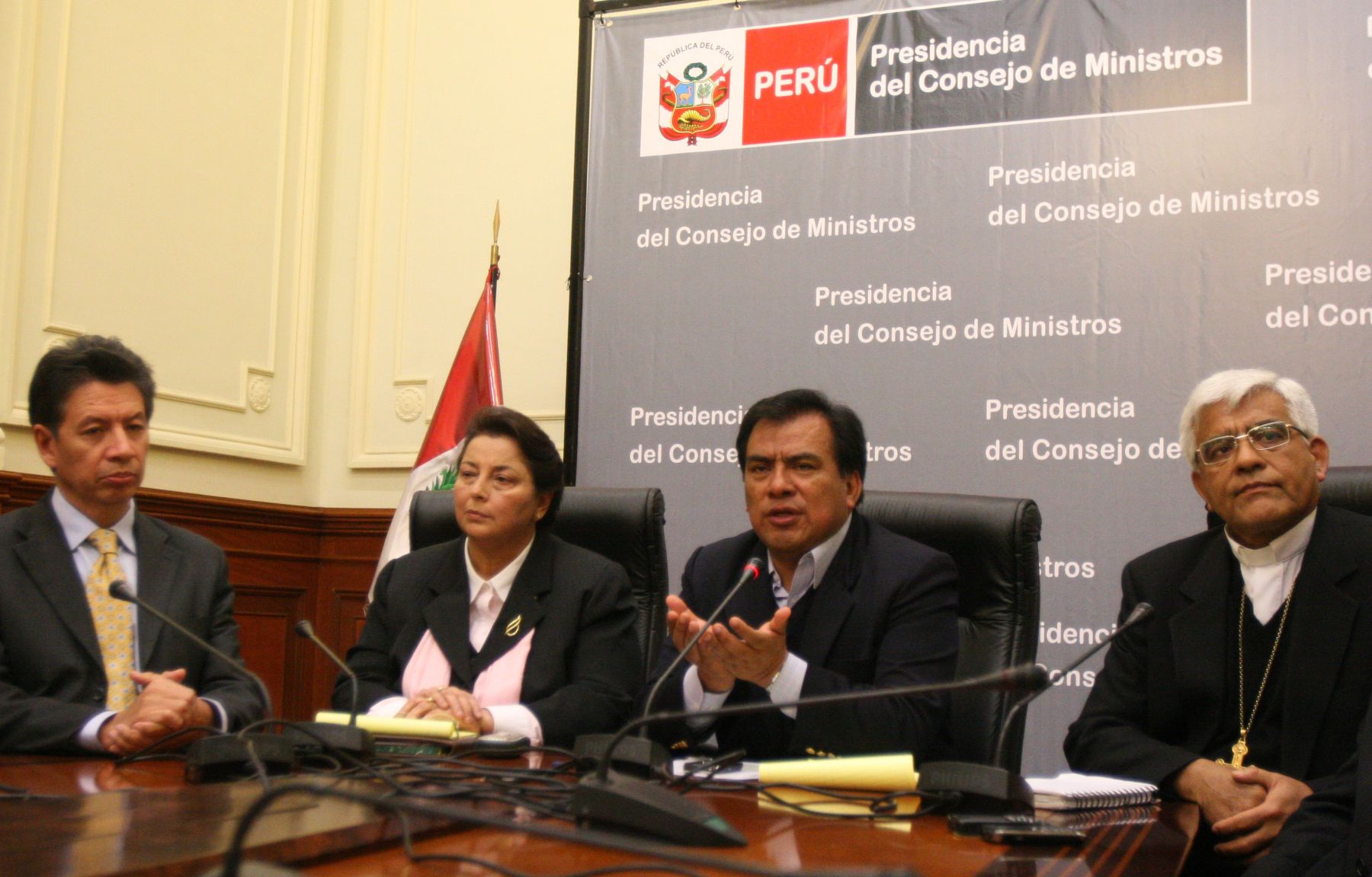 Presidente del Consejo de Ministros, Javier Velásquez Quesquén, dio esta tarde conferencia de prensa acompañado de la Defensora del Pueblo, Beatriz Merino y Monseñor Miguel Cabrejos .
Foto: ANDINA/Héctor Vinces