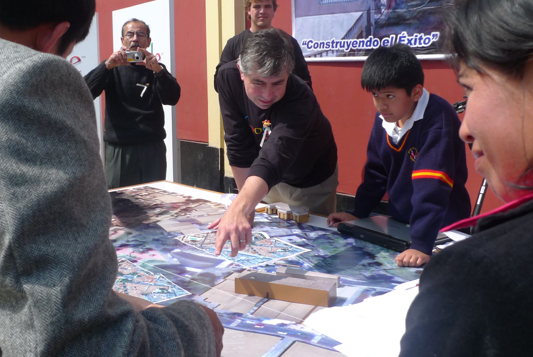 Alumnos dle colegio Reino de España junto al equipo de Google SketchUp recrean maqueta  de Barranco. Foto: ANDINA / Gisella Salmón.