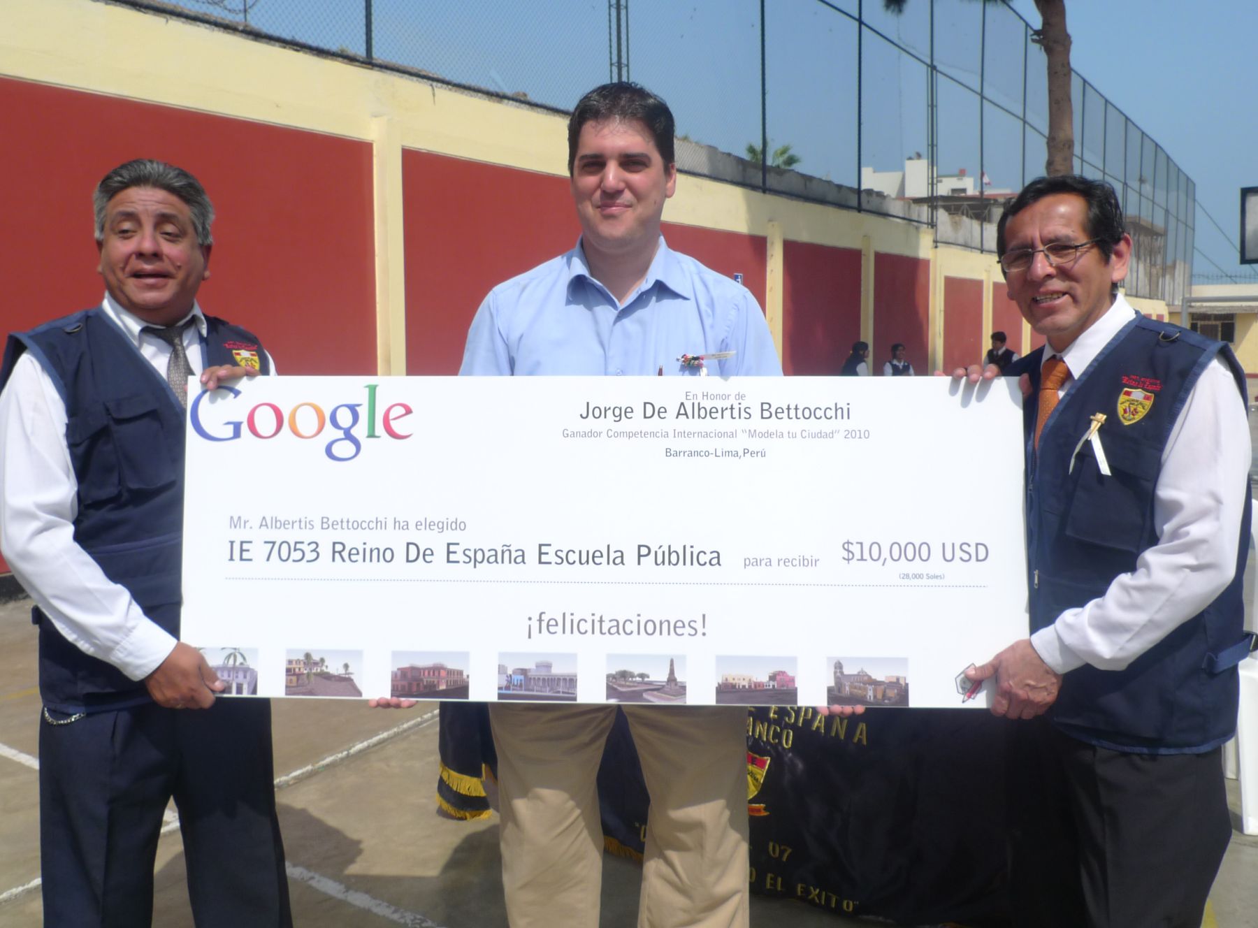 Jorge de Albertis entrega donación de 10 mil dólares para el colegio Reino de España. Foto: ANDINA / Gisella Salmón.