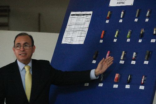 Presidente de Aspec, Crisólogo Cáceres, muestra lápices labiales que presentan concentraciones de plomo en su composición que exceden los límites internacionales permitidos y son peligrosos para la salud. Foto: ANDINA/ Gustavo Sánchez