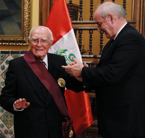 Historiador José Agustín de la Puente Candamo siendo condecorado en Cancillería hace una década. ANDINA/Carlos Lezama