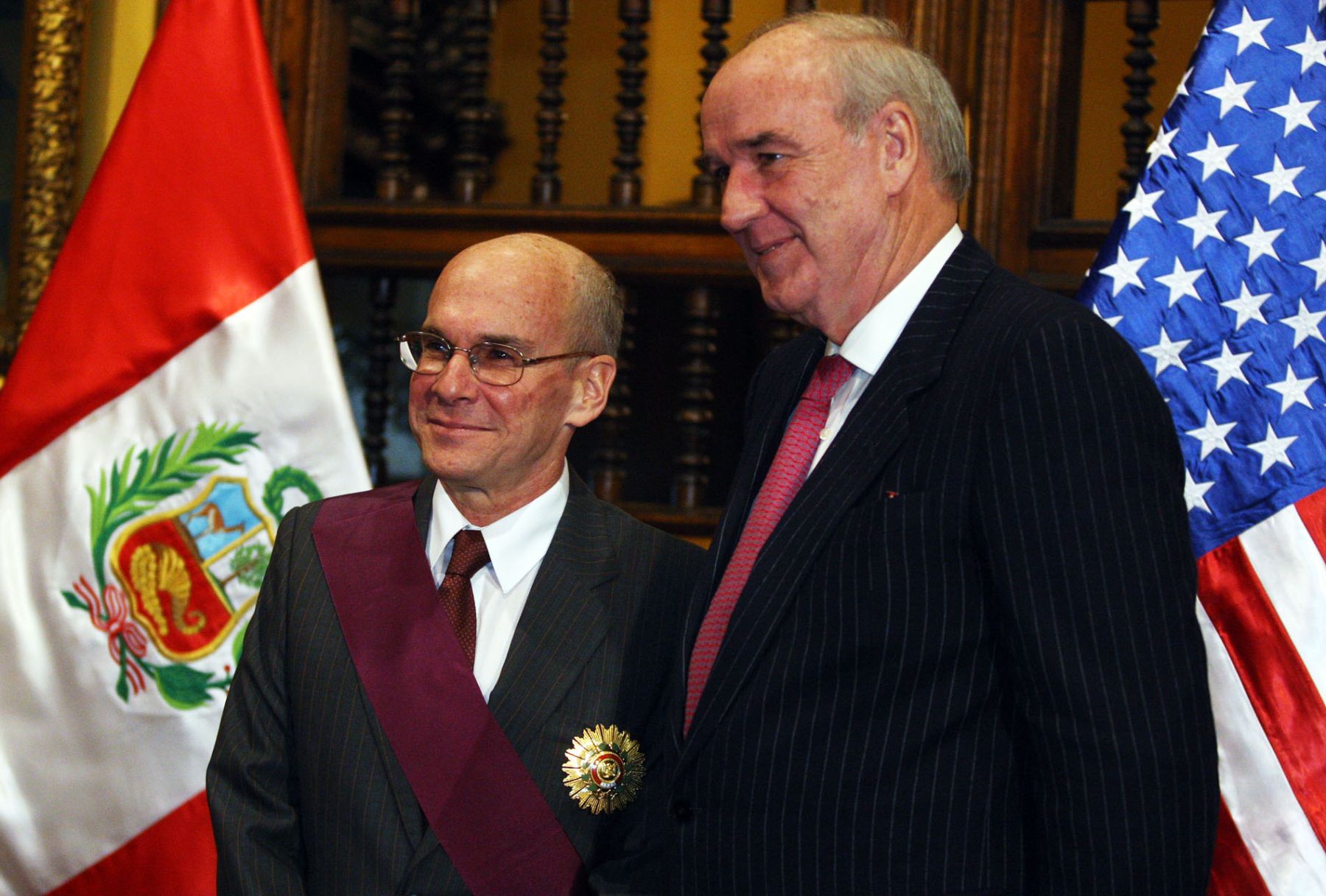 Embajador de Estados Unidos en Lima, Peter Michael McKinley, recibió la Orden El Sol del Perú, en el Grado de Gran Cruz, de manos del canciller, José Antonio García Belaunde. Foto: ANDINA/Gustavo Sánchez.