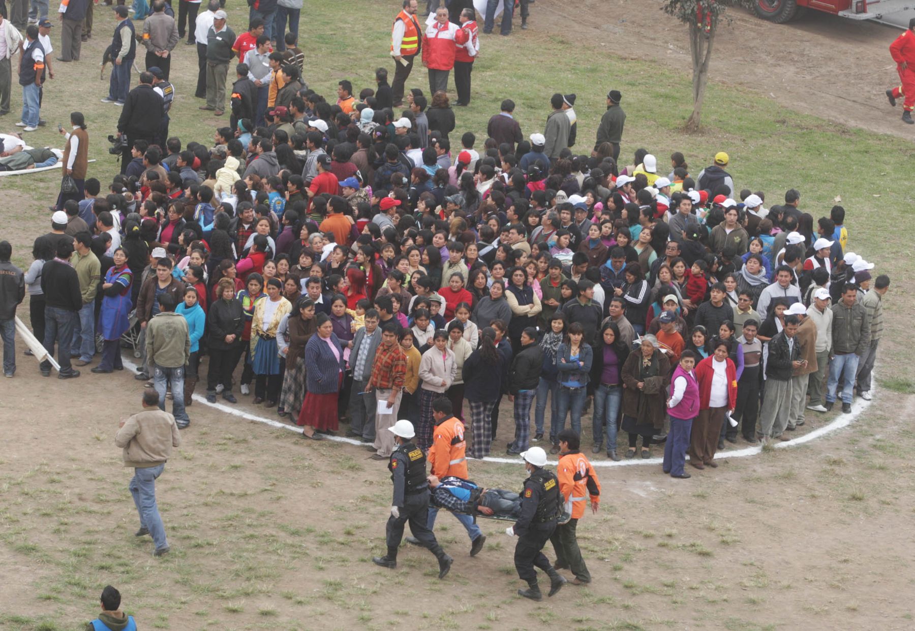 Trabajadores y público en general participan en Simulacro Nacional de Sismo en el mercado de Ceres.  Foto: ANDINA/Jack Ramón.