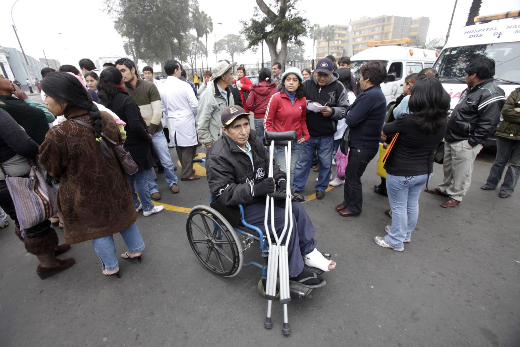 Trabajadores del hospital 2 de Mayo y público en general, participan de Simulacro Nacional de Sismo.
Foto: ANDINA/Alberto Orbegoso