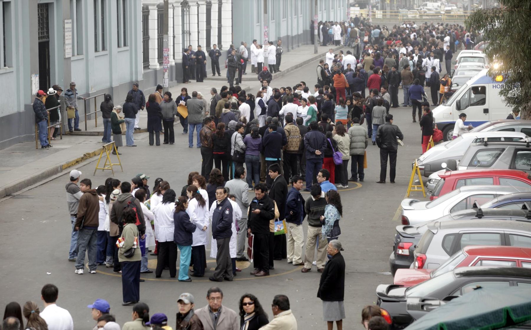 Trabajadores del hospital 2 de Mayo, participaron de Simulacro Nacional de Sismo. 
Foto: ANDINA/Alberto Orbegoso