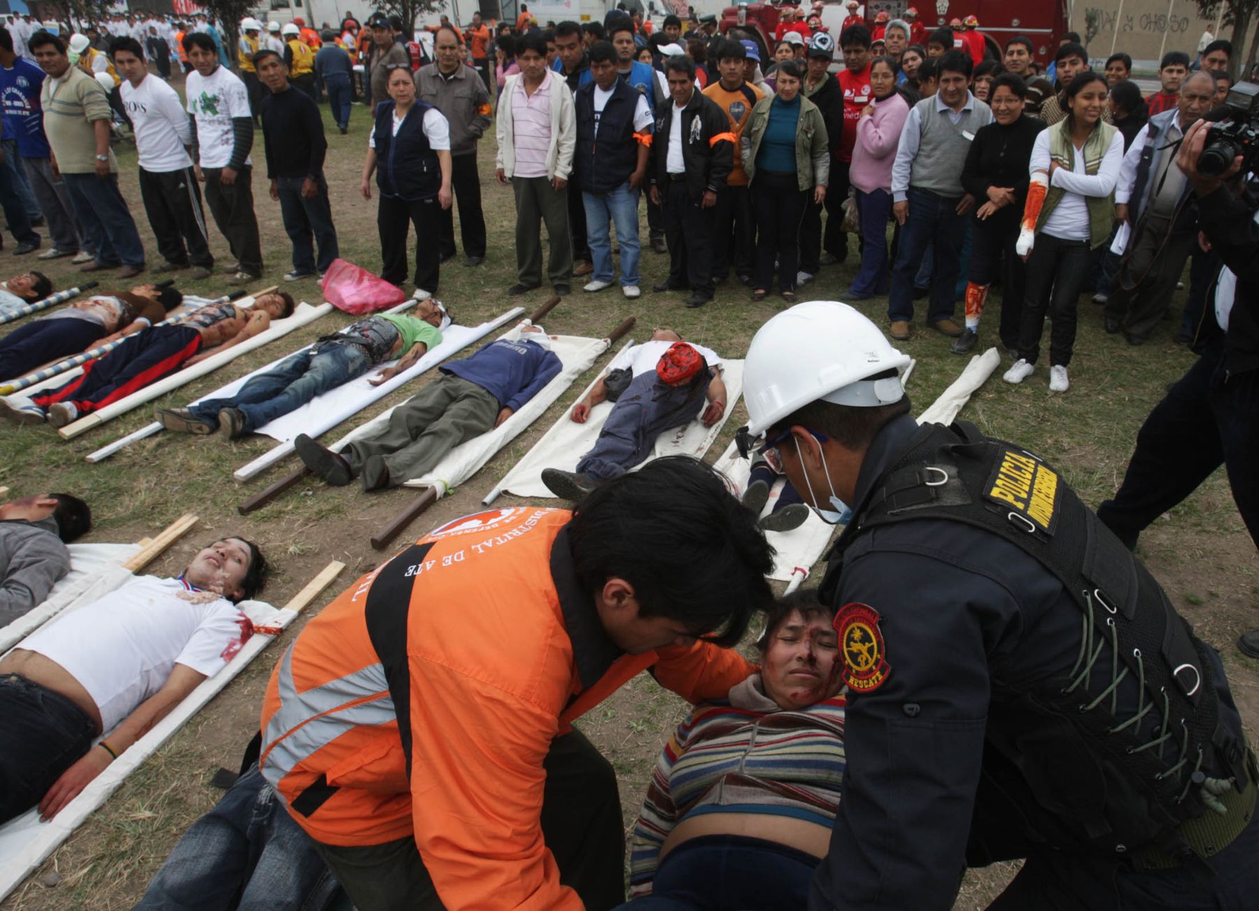Trabajadores y público en general participan en Simulacro Nacional de Sismo en el mercado de Ceres.  Foto: ANDINA/Jack Ramón.