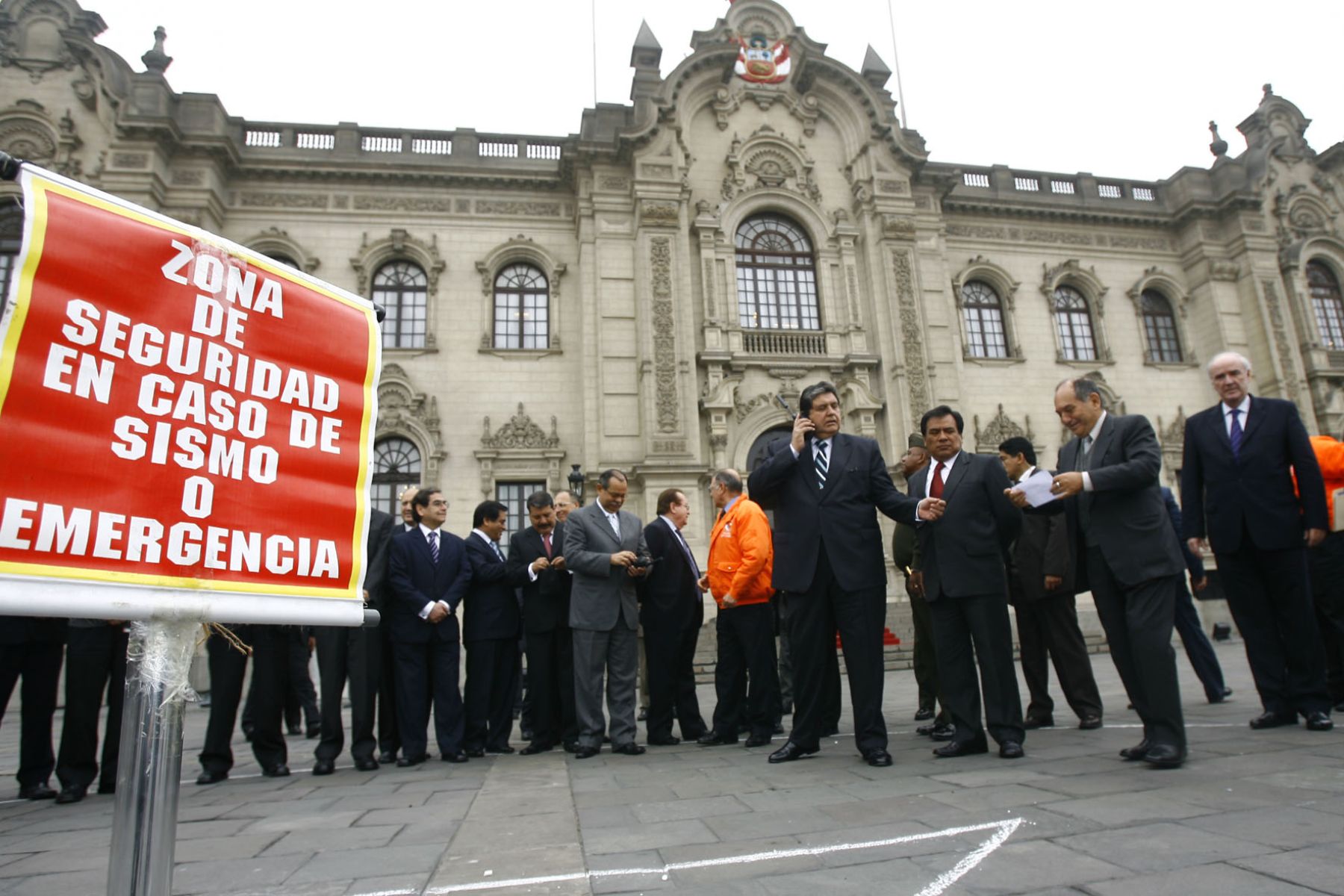 Presidente de la República,  Alan García, junto a ministros de Estado participan de Simulacro Nacional de Sismo en Palacio de Gobierno. 
Foto: Sepres.
