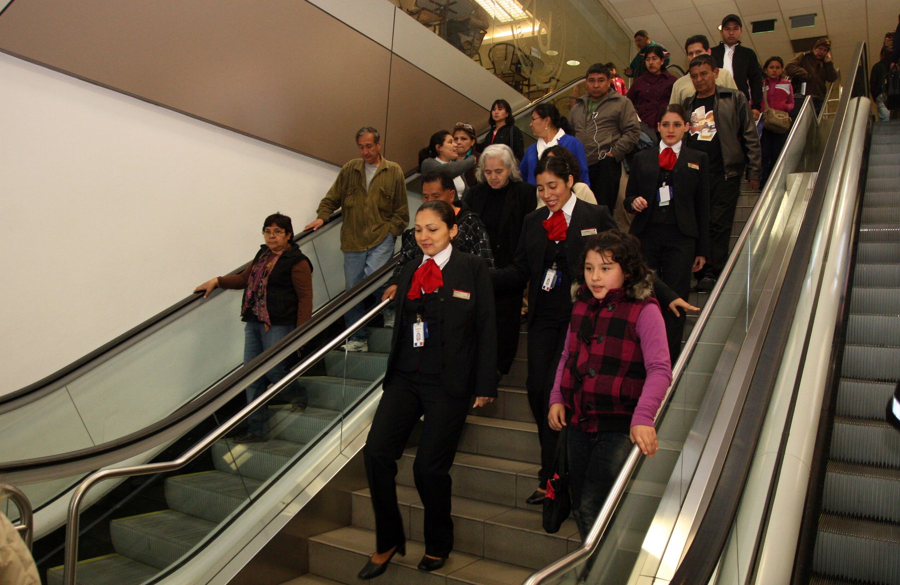 Pasajeros y público en general evacúan el Aeropuerto Internacional Jorge Chavez durante el Simulacro Nacional de Sismo. 
Foto: ANDINA/Rocío Farfán