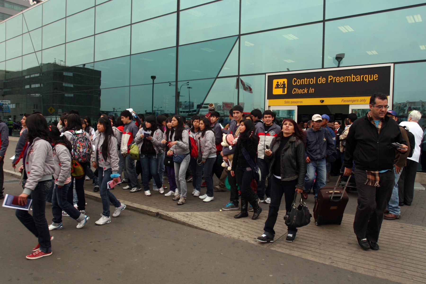 Pasajeros y personal evacuan el aeropuerto Internacional Jorge Chavez, durante el Simulacro Nacional de Sismo. Foto: ANDINA/Rocío Farfán
