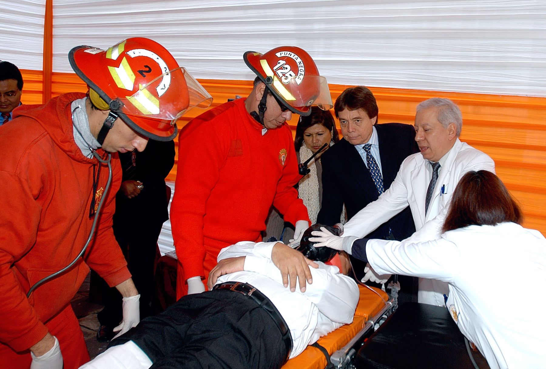 El presidente del Congreso de la República, César Zumaeta Flores, inspecciona el accionar del personal de seguridad y emergencia instalado en carpas levantadas en la Plaza Bolívar durante el Simulacro Nacional de Sismo  de esta mañana.