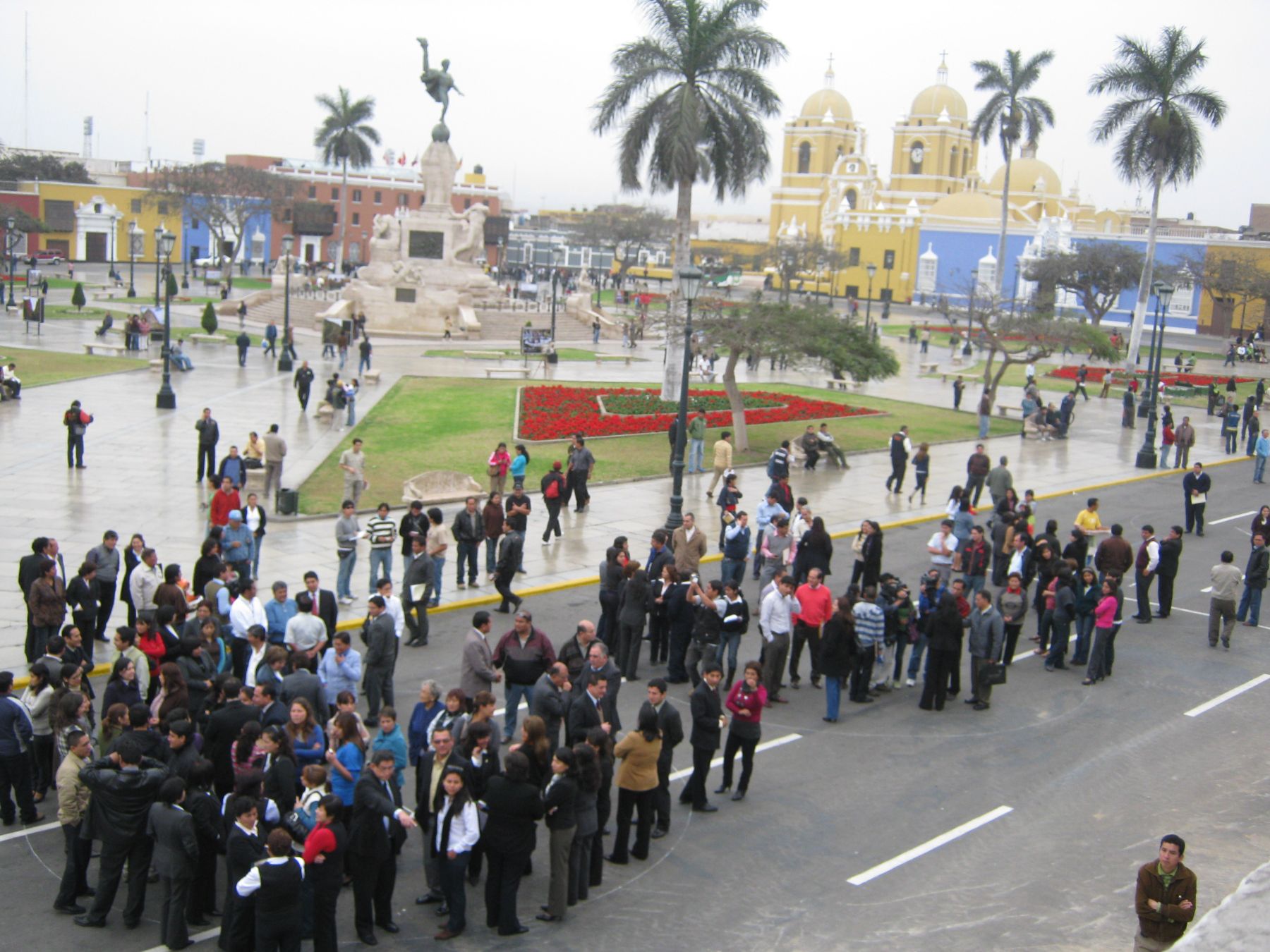 Numerosos transeúntes y trabajadores de instituciones públicas y privadas se concentraron en la plaza de armas de Trujillo durante simulacro de sismo. Foto: ANDINA / Oscar Paz.