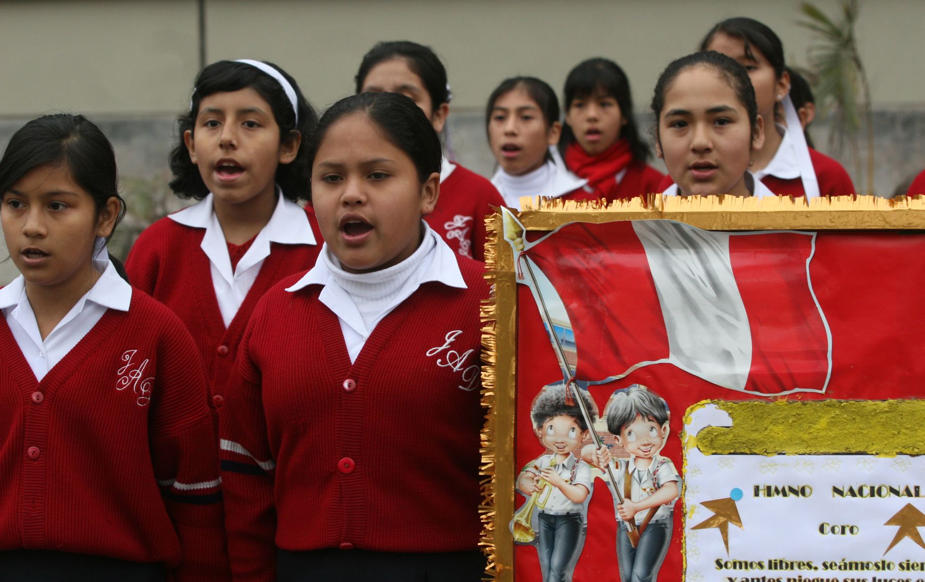 Niñas del colegio Juana Alarco de Dammert entonan la sexta estrofa del Hímno Nacional dentro de campaña de sensibilización del ministerio de Educación.

Foto: ANDINA/ Jorge Paz .