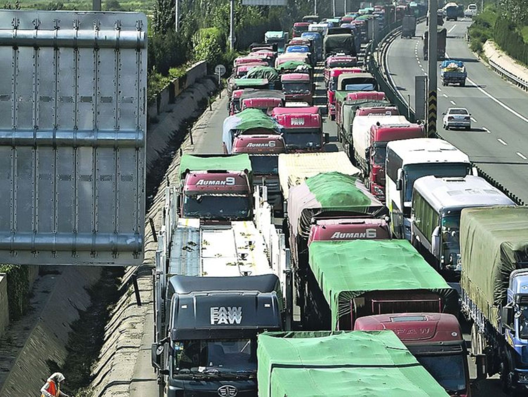 Embotellamiento en autopista china. Foto: Cortesía.