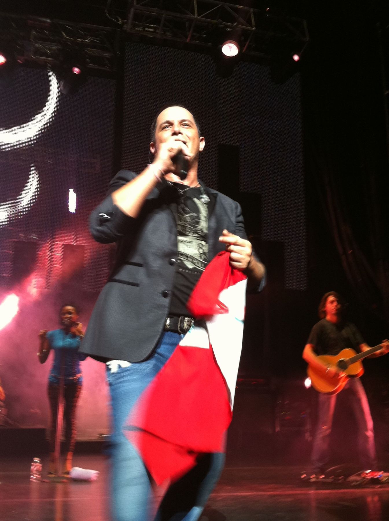 Alejandro Sanz con la Bandera peruana que le alcanzó una fan.