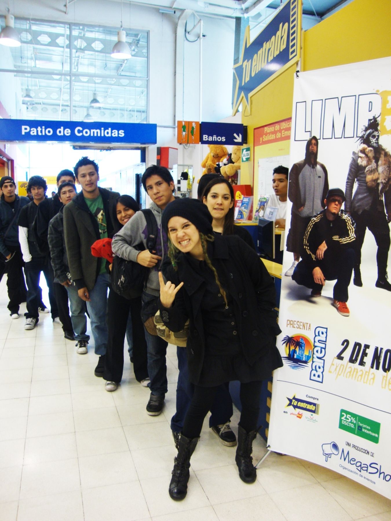 Cientos de fanáticos forman largas colas desde muy temprana en el primer día de venta de entradas para el concierto de Limp Biskit.