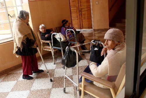 Adultos mayores en asilo de Breña